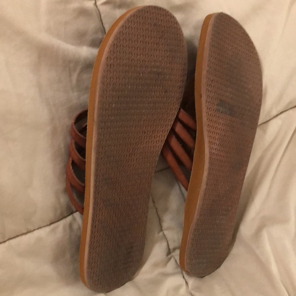 Super cute! Size 8 Tan Cobian Belize Flip Flops In GUC - Picture 2 of 5